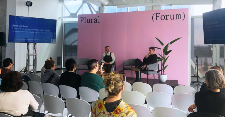 Josée Plamondon et Frédéric Cordier sur la scène du Forum Plural, devant le public de l'atelier sur le site web d'artiste à l'ère de l'IA.