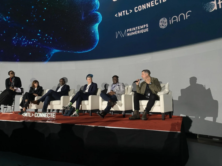 Frédéric Cordier (RAAV), micro en main, prend la parole au panel IA et découvrabilité, sur la scène de la Satosphère, MTL connecte 2026.